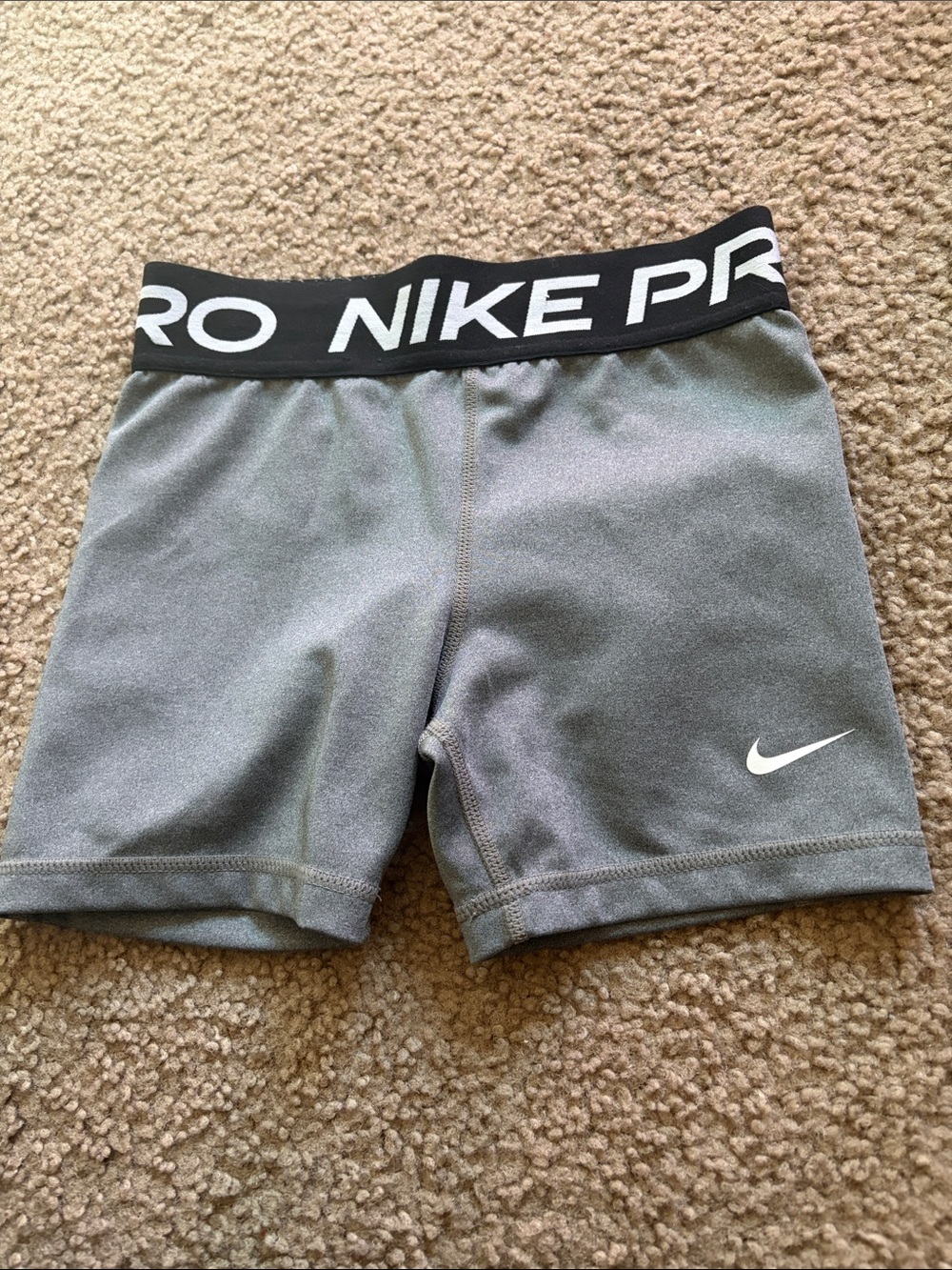 B62 Girls’ Md Nike Pro Grey Training Shorts